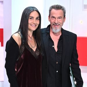 Florent Pagny et son épouse Azucena - Enregistrement de l'émisssion Vivement dimanche au studio Gabriel, presentée par Michel Drucker . Diffusion sur France 2 le 21 Novembre 2021 . © Guillaume Gaffiot / Bestimage