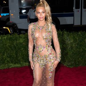 Enfin, elle déconseille fortement les jupes plissées qui risquent d'ajouter un volume indésirable aux hanches.

Beyoncé Knowles - Soirée Costume Institute Gala 2015 (Met Ball) au Metropolitan Museum célébrant l'ouverture de Chine : à travers le miroir à New York, le 4 mai 2015. © STARMAX / BESTIMAGE
