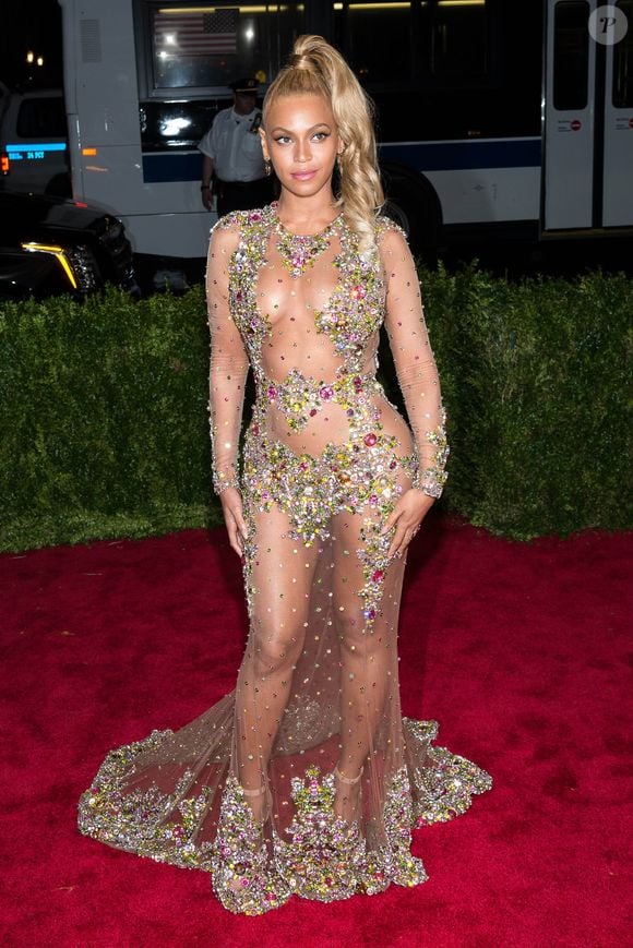 Enfin, elle déconseille fortement les jupes plissées qui risquent d'ajouter un volume indésirable aux hanches.

Beyoncé Knowles - Soirée Costume Institute Gala 2015 (Met Ball) au Metropolitan Museum célébrant l'ouverture de Chine : à travers le miroir à New York, le 4 mai 2015. © STARMAX / BESTIMAGE