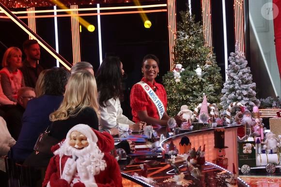 Exclusif - Angélique Angarni-Filopon, miss France 2025 sur le plateau de l'émission "Touche pas à mon poste" (TPMP) diffusée en direct sur C8 le 17 décembre 2024.

© Jack Tribeca / Bestimage