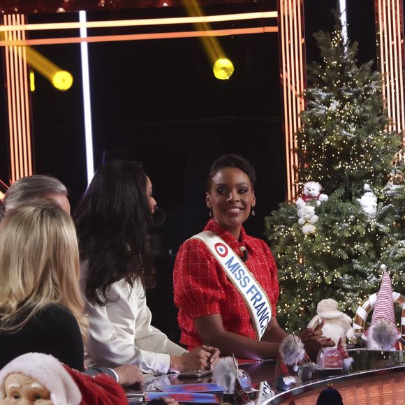 Exclusif - Angélique Angarni-Filopon, miss France 2025 sur le plateau de l'émission "Touche pas à mon poste" (TPMP) diffusée en direct sur C8 le 17 décembre 2024.

© Jack Tribeca / Bestimage