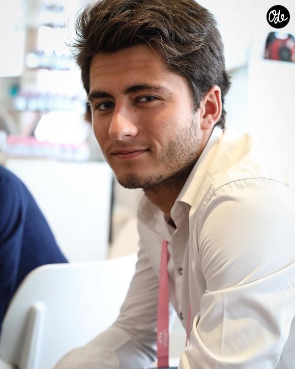 Sur Instagram, il a partagé des photos des plats qu'il a choisis. 
À 30 ans, Tximista Lizarazu n'a pas suivi les traces de son père sur les terrains de foot. Après un Master à KEDGE Bordeaux, il a préféré le monde des affaires, lançant d'abord sa marque de t-shirts "Overturn" avant de conquérir l'Amérique. Instagram