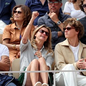 Sarah Poniatowski (Lavoine) avec son compagnon Roschdy Zem et son fils Roman dans les tribunes lors des Internationaux de France de Tennis de Roland Garros 2025. Paris, le 1er Juin 2025. © Dominique Jacovides/Bestimage
