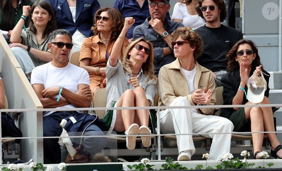 Sarah Poniatowski (Lavoine) avec son compagnon Roschdy Zem et son fils Roman dans les tribunes lors des Internationaux de France de Tennis de Roland Garros 2025. Paris, le 1er Juin 2025. © Dominique Jacovides/Bestimage