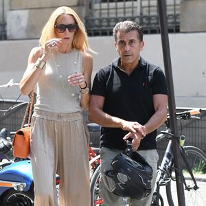 Albert Kassabi (Bébert du groupe Les Forbans) et sa femme Astrid - J.L.Lahaye s'est marié en secondes noces avec sa compagne P.Aubin à la mairie du 18ème arrondissement de Paris, le 2 juillet 2025. © Agence / Bestimage
