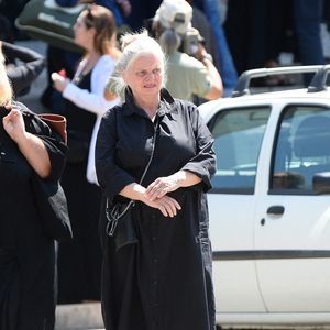 Isabelle Nanty, semble aller beaucoup mieux depuis son grave accident en VTC sur l'autoroute A10, à la sortie des obsèques de la chanteuse Guesch Patti au Crématorium du Père-Lachaise à Paris, France, le 3 juillet 2026. Isabelle Nanty a accompagné son amie la chanteuse Guesch Patti jusqu'à son dernier souffle. © Bestimage