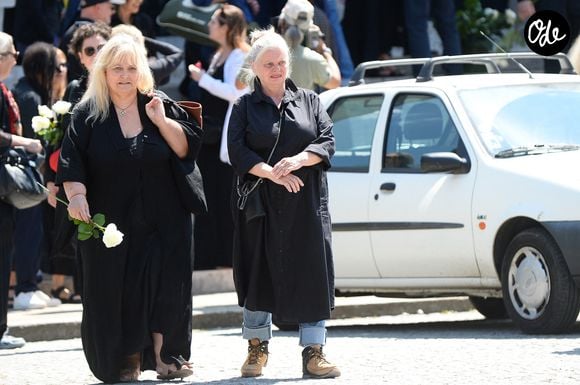 Isabelle Nanty, semble aller beaucoup mieux depuis son grave accident en VTC sur l'autoroute A10, à la sortie des obsèques de la chanteuse Guesch Patti au Crématorium du Père-Lachaise à Paris, France, le 3 juillet 2026. Isabelle Nanty a accompagné son amie la chanteuse Guesch Patti jusqu'à son dernier souffle. © Bestimage
