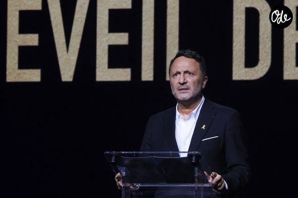 Samedi 8 août 2026, c’est sur son compte Instagram que l’animateur a partagé une vidéo aérienne prise lors de sa balade dans les eaux claires de l’île de Moorea. 

L'animateur et producteur de télévision, Arthur (Jacques Essebag) lors d'une cérémonie organisée par le Conseil des institutions juives de France (CRIF) en hommage aux victimes des attentats du Hamas du 7 octobre 2023 contre Israël, à l'occasion du premier anniversaire de l'événement, à Paris, le 7 octobre 2024. © Stéphane Lemouton / Bestimage