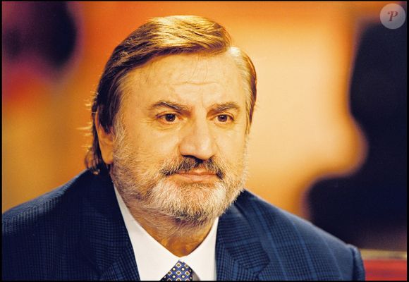 L’accès est strictement contrôlé et l’acteur refuse tout dérangement : "Au début, on l’appelait mais ça le met de mauvaise humeur. Il ne veut pas être dérangé. Vous n’êtes pas le premier". 

Aldo Maccione "Vivement dimanche" télévision émission France 2 Paris "Portrait". MAX COLIN / BESTIMAGE