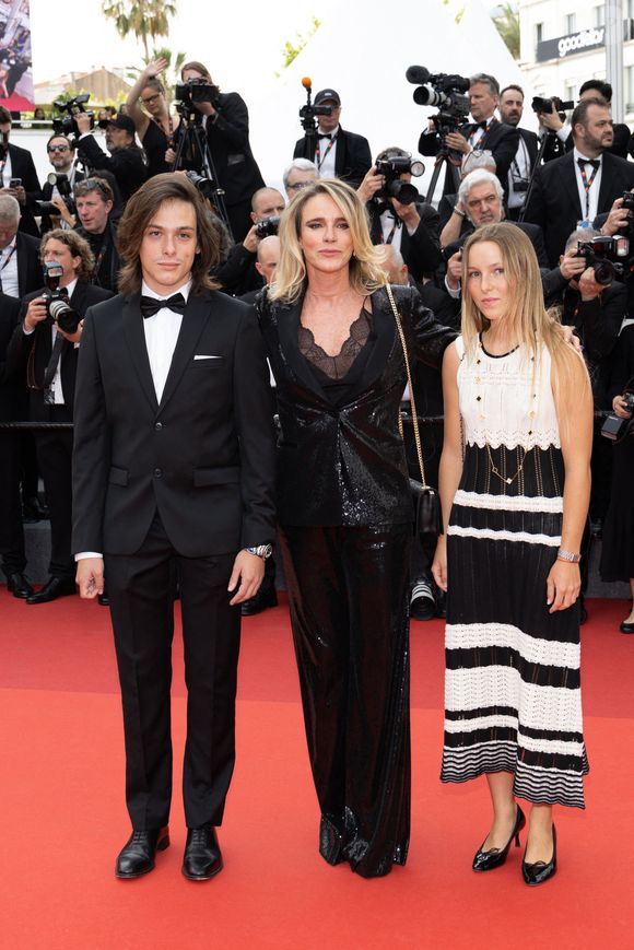 Géraldine Danon, son fils Loup Lamazou et sa fille Laura Poupon - Montée des marches du film « Jeanne du Barry » pour la cérémonie d’ouverture du 76ème Festival International du Film de Cannes, au Palais des Festivals à Cannes. Le 16 mai 2023
© Jacovides-Moreau / Bestimage