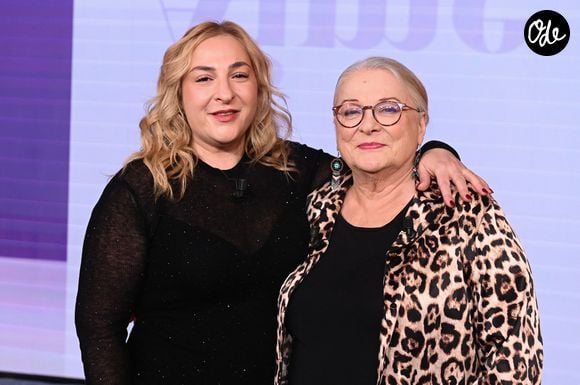 Ses œuvres sont exposées dans l'espace public, dans des musées et lors de grands événements.

Exclusif - Josiane Balasko et sa fille Marilou Berry en backstage de l'enregistrement de l'émission "Famille je vous aime" présentée par M.Drucker et qui sera diffusée le 29 décembre sur France 3, au studio Rive gauche, à Paris, France, le 2 décembre 2025. © Gaffiot-Perusseau/Bestimage