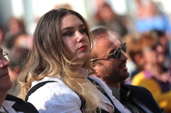 Milla Savarese, la fille unique d'E.Dequenne - 300 personnes réunies pour rendre hommage à Emilie Dequenne dans sa ville de Chièvres (Belgique), le 9 avril 2025, quelques semaines après son décès prématuré, survenu le 16 mars 2025. Une plaque commémorative a été installée dans la salle des Pas Perdus de l'hôtel de ville, renommée "Espace Émilie Dequenne". La famille de la comédienne a lancé un appel aux dons pour soutenir la lutte contre le cancer. Photonews / Bestimage