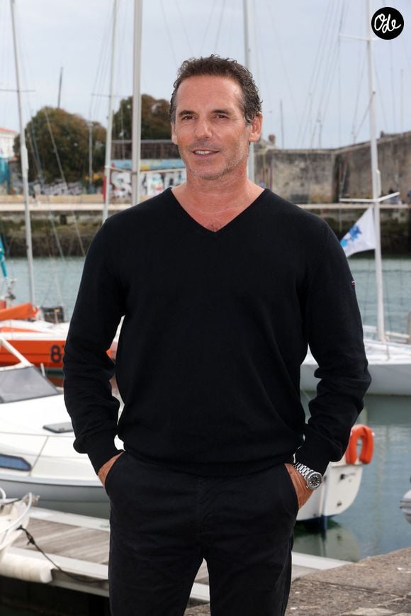 "D'un commun accord avec la production, j'ai donc décidé de quitter la série", avait-il confié.

Jérémy Banster au photocall du téléfilm "Meutres sur les Iles" lors de la 23ème édition du Festival de la Fiction TV de la Rochelle 2021 à La Rochelle, France, le 15 septembre 2021. 
© Jean-Marc Lhomer / Bestimage