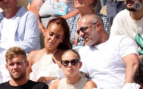 Quand on est en couple depuis longtemps..." : Amel Bent face au doute avec  son compagnon Patrick Antonelli : Le diaporama - Purepeople