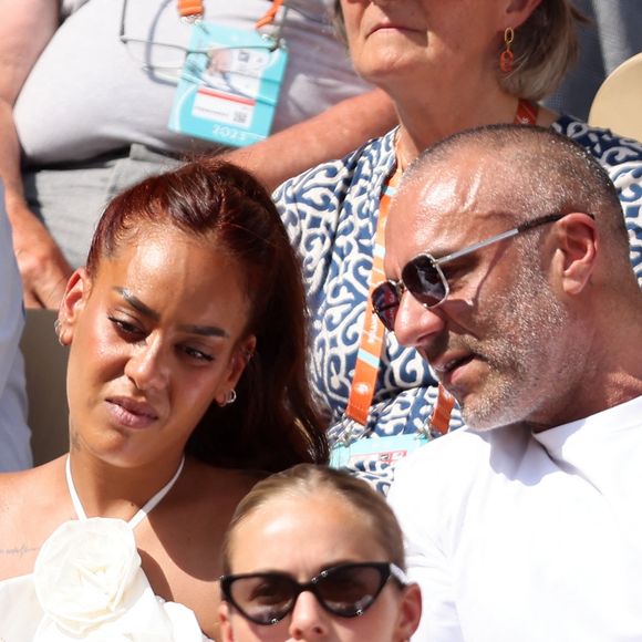 Amel Bent et son mari Patrick Antonelli, Kevin Mayer et sa compagne Delphine Jariel dans les tribunes lors des Internationaux de France de Tennis de Roland Garros 2023. Paris, le 10 juin 2023. © Jacovides-Moreau / Bestimage