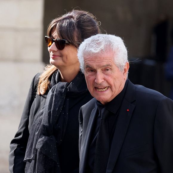 L'écrivaine a également glissé : "J'avais écrit ce texte à la demande de cette amie, qui travaillait pour un mensuel normand. C'était une lettre ouverte au cinéma de Claude, que j'admire".
Claude Lelouch et sa femme Valérie Perrin - Dîner d'état en l'honneur du président des Etats-Unis et sa femme au palais de l'Elysée à Paris, à l'occasion de leur visite officielle en France. Le 8 juin 2024 © Jacovides-Moreau / Bestimage