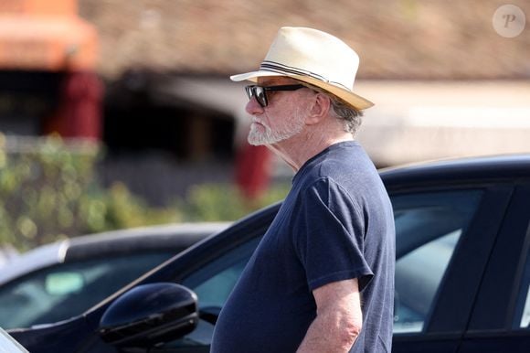 Eddy Mitchell et sa femme Muriel se baladent sur le port de Saint-Tropez le 6 juillet 2024.