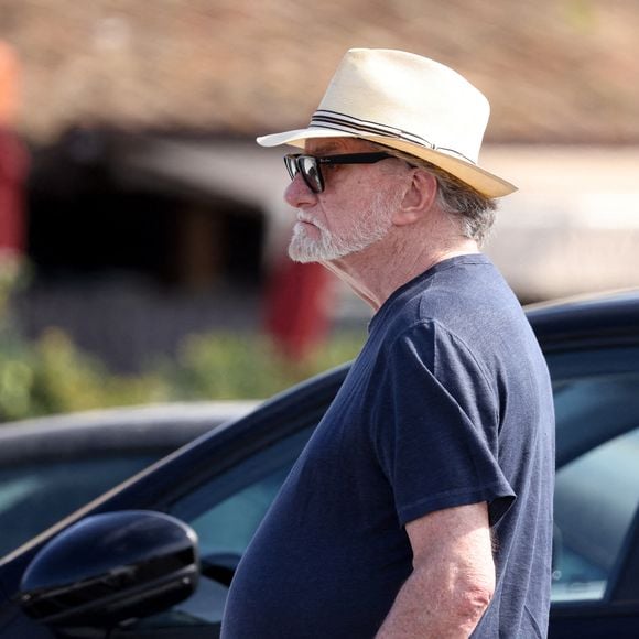 Eddy Mitchell et sa femme Muriel se baladent sur le port de Saint-Tropez le 6 juillet 2024.