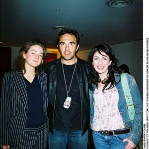 Nolwenn Leroy, Nikos Aliagas et Anne-Laure Sibon en loges backstage avant le concert de Charles Aznavour au Palais des Congrès, le 18 avril 2004. © Rindoff-Castel / Bestimage