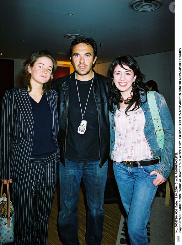 Nolwenn Leroy, Nikos Aliagas et Anne-Laure Sibon en loges backstage avant le concert de Charles Aznavour au Palais des Congrès, le 18 avril 2004. © Rindoff-Castel / Bestimage