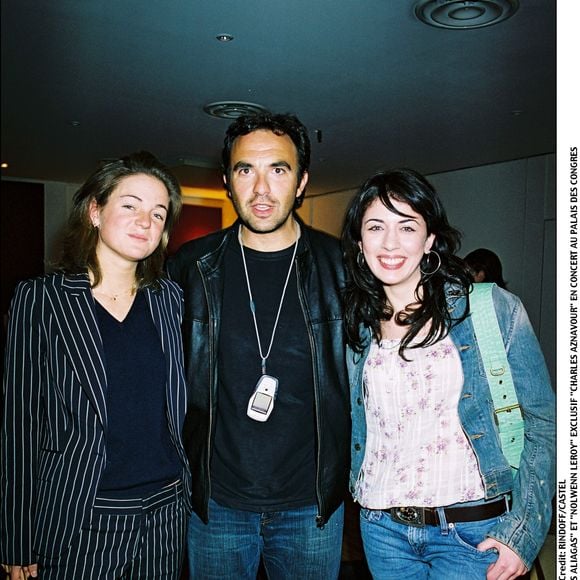Nolwenn Leroy, Nikos Aliagas et Anne-Laure Sibon en loges backstage avant le concert de Charles Aznavour au Palais des Congrès, le 18 avril 2004. © Rindoff-Castel / Bestimage