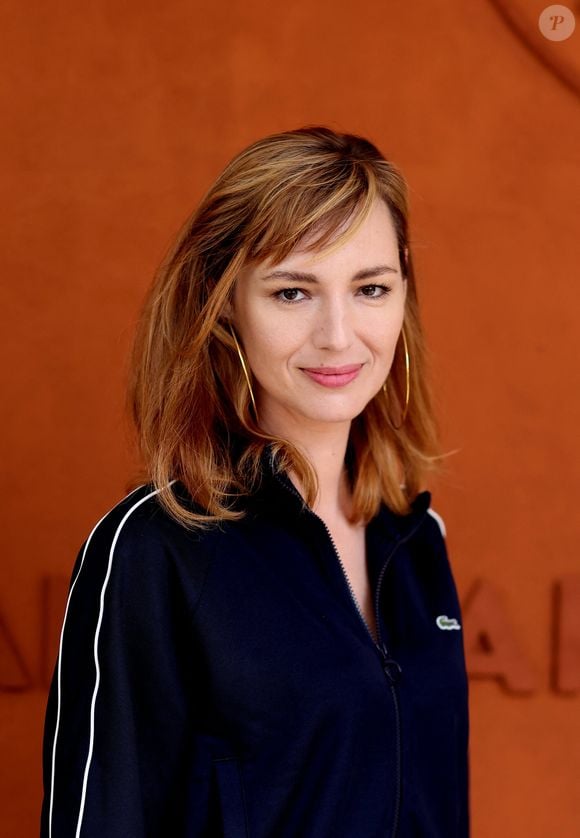 Louise Bourgoin - Célébrités au village lors des Internationaux de France de tennis de Roland Garros 2024 à Paris le 9 juin 2024. JACOVIDES-MOREAU / BESTIMAGE