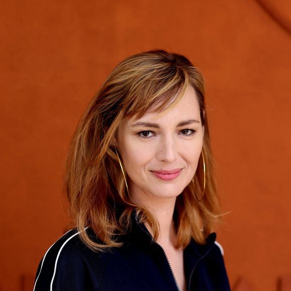 Louise Bourgoin - Célébrités au village lors des Internationaux de France de tennis de Roland Garros 2024 à Paris le 9 juin 2024. JACOVIDES-MOREAU / BESTIMAGE