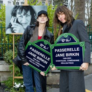 Lou Doillon et Charlotte Gainsbourg - Inauguration de la passerelle Jane Birkin devant les 41-43 quai de Valmy à Paris le 13 décembre 2025. © Cyril Moreau / Bestimage