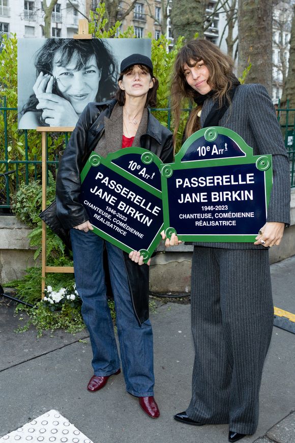 Lou Doillon et Charlotte Gainsbourg - Inauguration de la passerelle Jane Birkin devant les 41-43 quai de Valmy à Paris le 13 décembre 2025. © Cyril Moreau / Bestimage