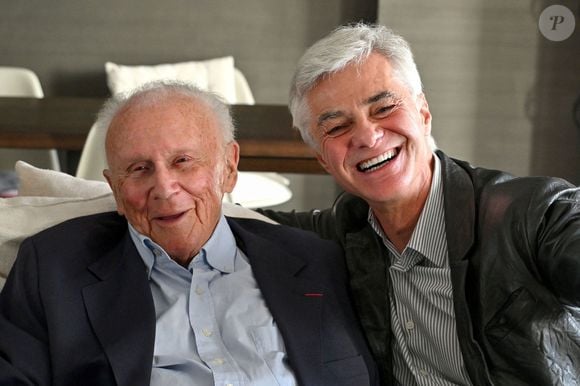En décembre 2024, Philippe Bouvard avait officiellement fait ses adieux à "RTL", estimant qu’à 95 ans, il était temps de "prendre sa retraite le cœur serein".

Exclusif - Philippe Bouvard, journaliste français, écrivain, homme de radio et de télévision, à son domicile, en interview télé avec le journaliste producteur Cyril Viguier à Cannes, le 27 février 2025.

© Bruno Bebert/Bestimage
