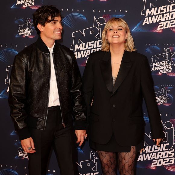 Florian Rossi et sa compagne Louane au photocall de la 25ème cérémonie des "NRJ Music Awards (NMA)" au palais des Festivals et des Congrès de Cannes, France, le 10 novembre 2023. © Dominique Jacovides/Bestimage