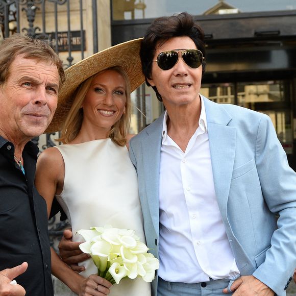 Les jeunes mariés, Jean-Luc Lahaye et sa femme Paola (Lahaye-Aubin) à la sortie de la mairie du 18ème arrondissement de Paris - J.L.Lahaye s'est marié en secondes noces avec sa compagne P.Aubin à la mairie du 18ème arrondissement de Paris, le 2 juillet 2025. © Agence / Bestimage