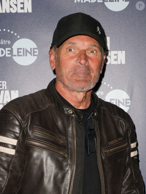 Il s'agit de Laurent Baffie

Laurent Baffie - Générale de la pièce "Cher Evan Hansen" au théâtre de la Madeleine à Paris le 8 octobre 2025. © Coadic Guirec/Bestimage