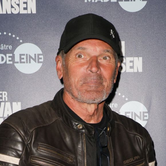 Il s'agit de Laurent Baffie

Laurent Baffie - Générale de la pièce "Cher Evan Hansen" au théâtre de la Madeleine à Paris le 8 octobre 2025. © Coadic Guirec/Bestimage