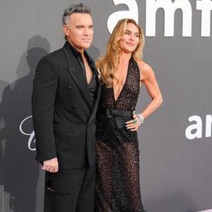Le chanteur Robbie Williams et Ayda Field Williams assistent au gala de l'amfAR Cannes 2026 présenté par Chopard à l'Hôtel du Cap-Eden-Roc le 21 mai 2026 au Cap d'Antibes, France (© Lucia Sabatelli/Bestimage)