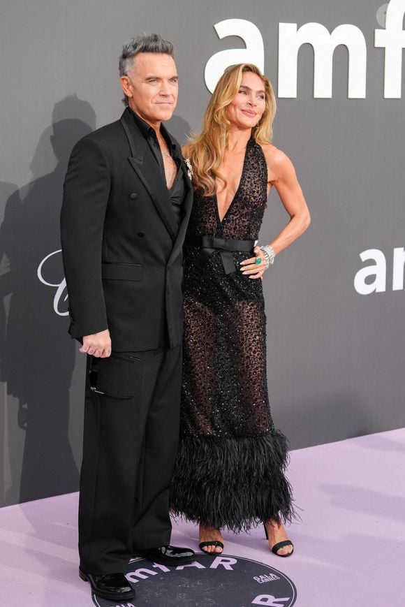 Le chanteur Robbie Williams et Ayda Field Williams assistent au gala de l'amfAR Cannes 2026 présenté par Chopard à l'Hôtel du Cap-Eden-Roc le 21 mai 2026 au Cap d'Antibes, France (© Lucia Sabatelli/Bestimage)
