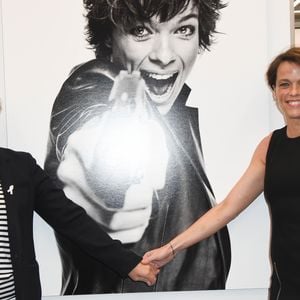 Muriel Robin et sa compagne Anne Le Nen lors du vernissage de l'exposition "Quand le masque tombe" de Stéphane de Bourgies sur le toit de la Grande Arche à Paris, le 12 mars 2019. © Coadic Guirec/Bestimage
