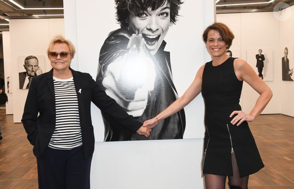 Muriel Robin et sa compagne Anne Le Nen lors du vernissage de l'exposition "Quand le masque tombe" de Stéphane de Bourgies sur le toit de la Grande Arche à Paris, le 12 mars 2019. © Coadic Guirec/Bestimage