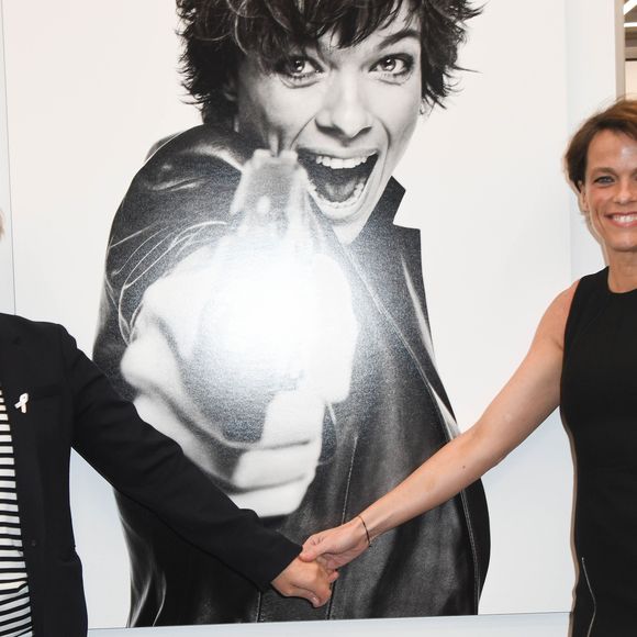 Muriel Robin et sa compagne Anne Le Nen lors du vernissage de l'exposition "Quand le masque tombe" de Stéphane de Bourgies sur le toit de la Grande Arche à Paris, le 12 mars 2019. © Coadic Guirec/Bestimage
