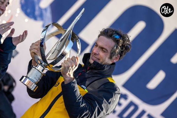 Le skipper de Macif Charlie Dalin remporte la dixième édition du tour du monde en solitaire Vendée Globe en pulvérisant le record de l’épreuve en 64 jours, 19 heures 22 minutes et 49 secondes aux Sables-d'Olonne, en France, le 14 janvier 2025. © Alexis Courcoux/Psnewz/Bestimage