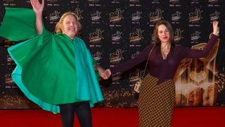 Philippe Katerine se transforme en Robin des Bois aux NRJ Music Awards : sa fille ainée Edie, loin d'être inconnue, pose à ses côtés