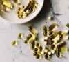 Des gummies gourmands aux cure plus traditionnelles, plusieurs formats promettent de redonner de la vitalité à la fibre capillaire.