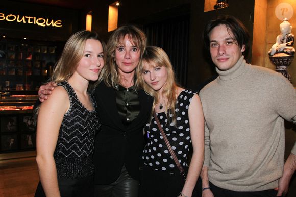 Géraldine Danon avec ses enfants Loup Lamazou, Laura et Marion Poupon lors de la soirée de lancement du livre de Géraldine Danon “Best of Bretagne”  au Buddha Bar à Paris le 14 novembre 2025.

© Philippe Baldini / Bestimage