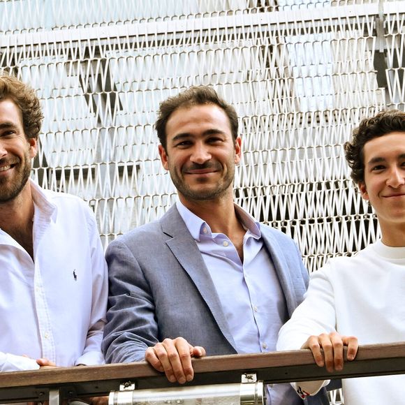 Louis Kretz,Valentin Kretz et Martin Kretz - La famille Kretz en tournage au village lors des Internationaux de France de tennis de Roland Garros 2024, à Paris, France, le 1er juin 2024. © Chryslene Caillaud/Panoramic/Bestimage