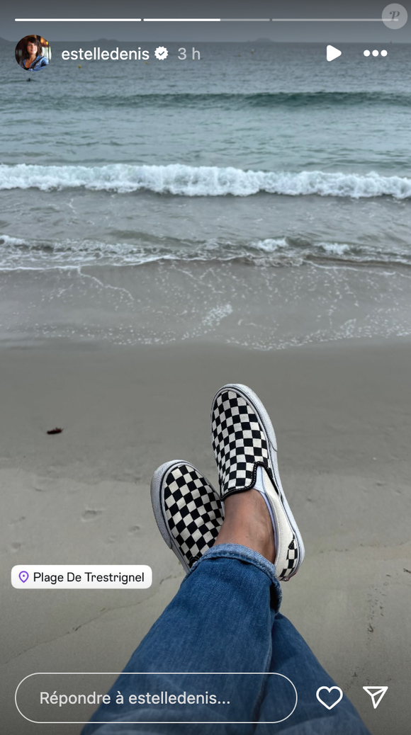 Estelle Denis a dévoilé des clichés de ses vacances en Bretagne avec son compagnon Marc Thiercelin le mardi 29 juillet 2025 sur Instagram.
Crédit : estelledenis/Instagram