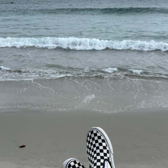 Estelle Denis a dévoilé des clichés de ses vacances en Bretagne avec son compagnon Marc Thiercelin le mardi 29 juillet 2025 sur Instagram.
Crédit : estelledenis/Instagram