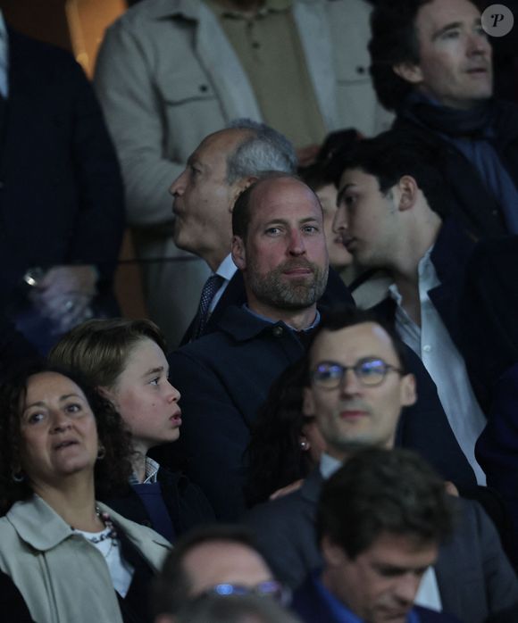 Le prince William, prince de Galles, et son fils, le prince George de Galles, assistent au match aller PSG - Aston Villa de la Ligue des champions au Parc des Princes à Paris, le 9 avril 2025. 
© Cyril Moreau / Bestimage