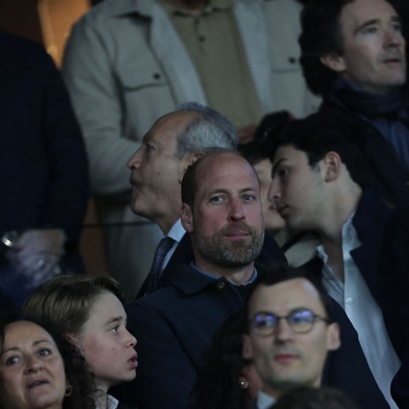 Le prince William, prince de Galles, et son fils, le prince George de Galles, assistent au match aller PSG - Aston Villa de la Ligue des champions au Parc des Princes à Paris, le 9 avril 2025. 
© Cyril Moreau / Bestimage