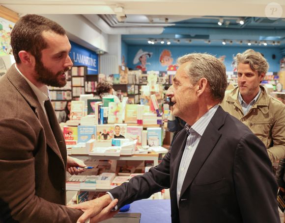 Son fils s'appelle Sylla, Nicolas. Un hommage à Nicolas Sarkozy.

Louis Sarkozy en séances de dédicaces pour son livre "Napoléon Bonaparte - L'empire des livres" (Éditions Passés composés) à la librairie Lamartine à Paris. Paris, le 21 mai 2025.
© Sébastien Valente/Bestimage