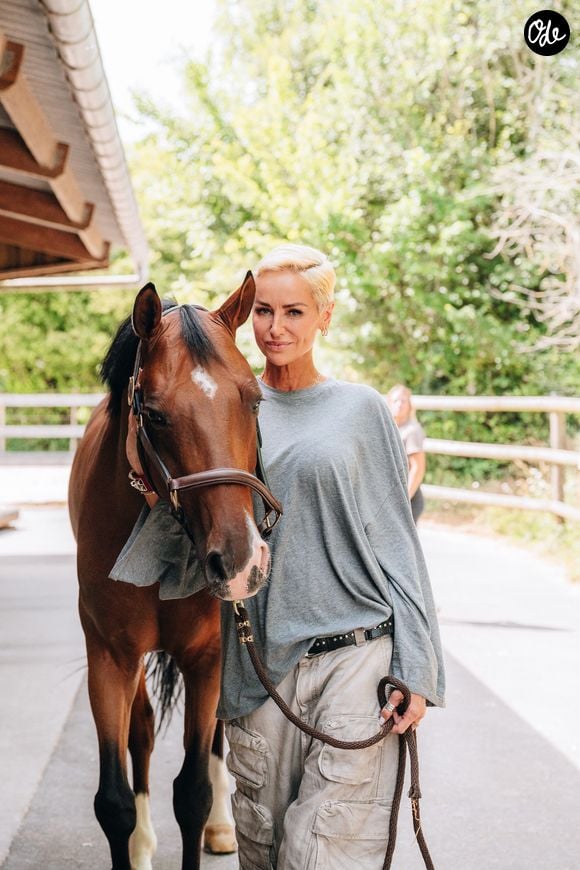 Exclusif - Adriana Karembeu assiste à la 4ème édition de vente aux enchères physique et en ligne de chevaux de sport élite (La Baule Auction) à La Baule le 13 juin 2026. © Apolline Dutraive / Bestimage